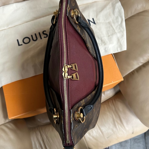 FULL INCLUSION 🔥🔥Stunning Louis Vuitton V tote  in monogram/Merlot - Picture 13 of 15